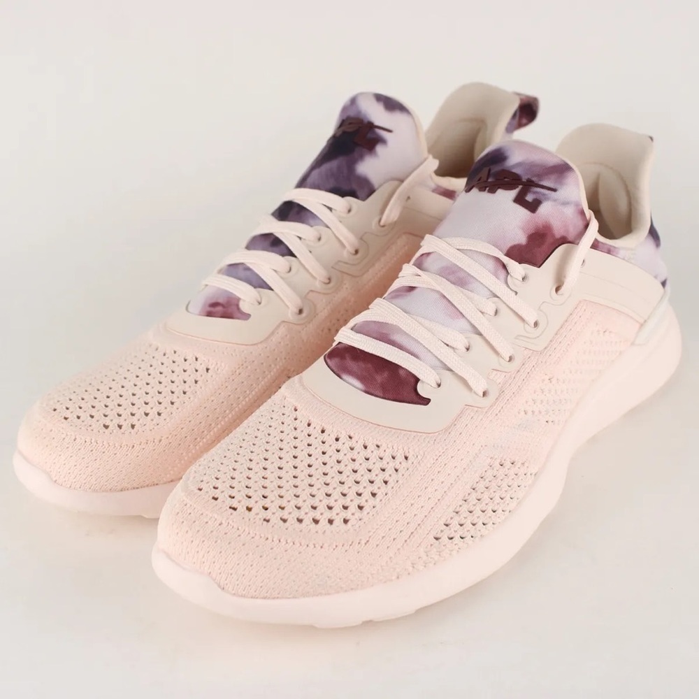 APL Techloom Tracer low cut running sneakers